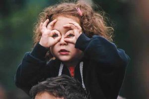 girl makings glasses eyes 640x427 1 300x200