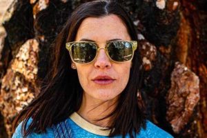 woman sunglasses tree 640x427 1 300x200